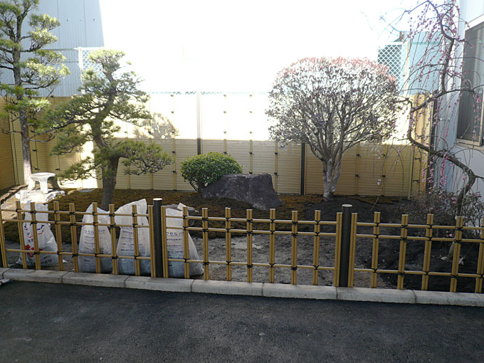 熊本市北区Yデイサービス 施工中　防草シート貼り、砂利を敷きなど