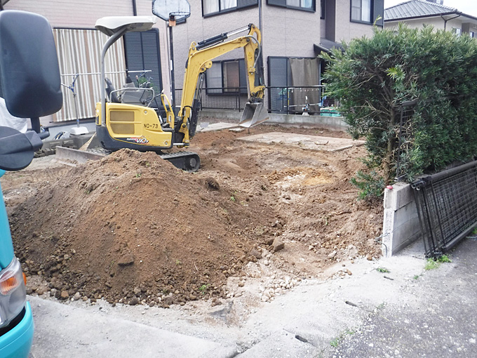 作業中、既存の駐車場と高さを合わせるために土を20センチほど掘り下げます。