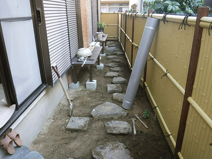 熊本市中央区S様邸　除草対策と庭園作り 飛び石敷き